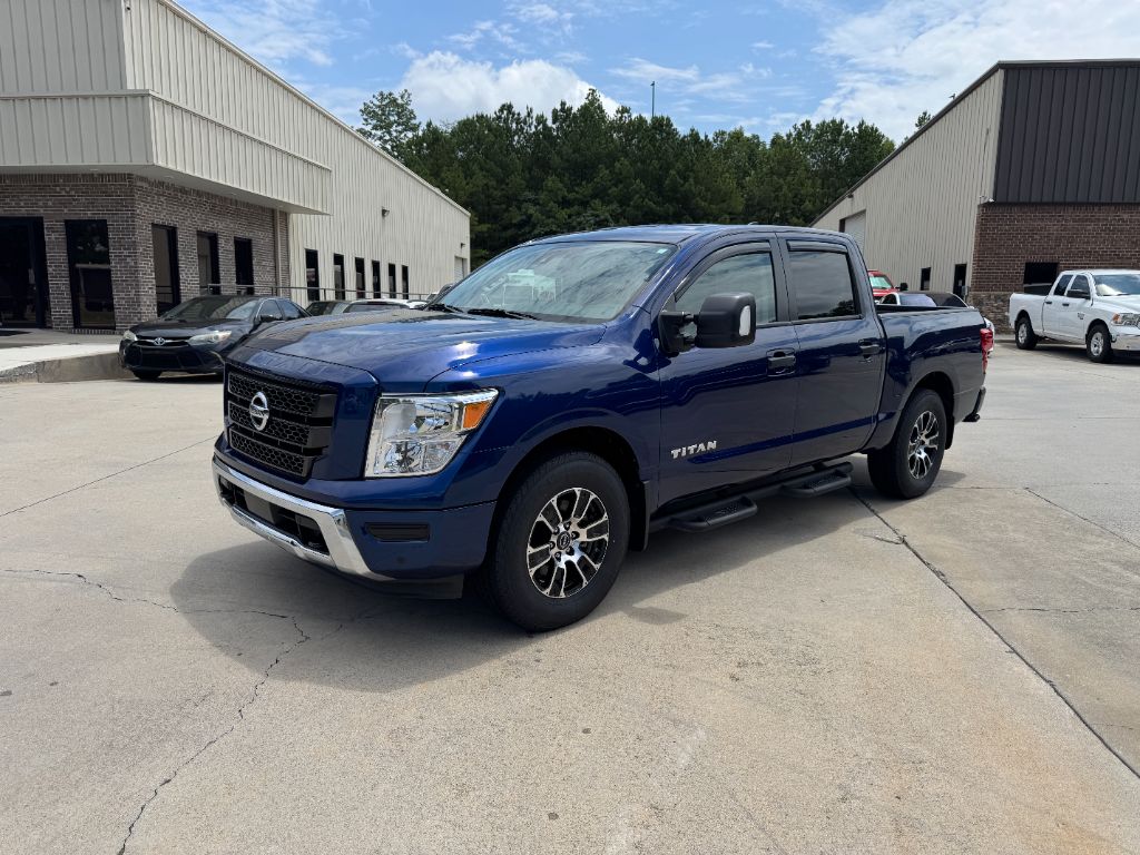 2023 Nissan Titan SV's photo